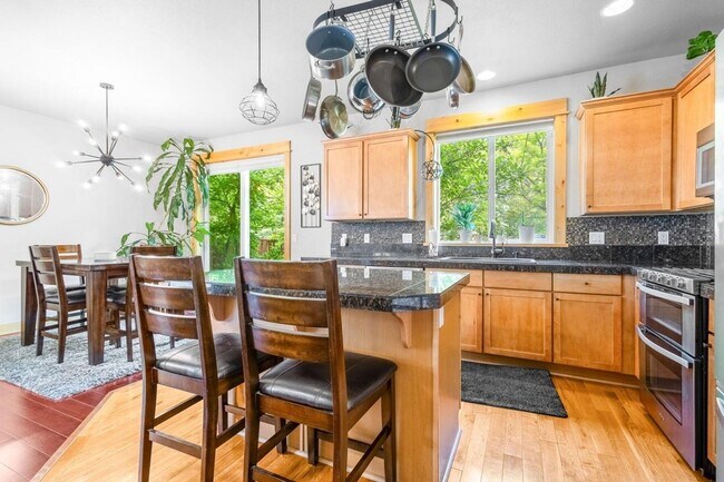 Building Photo - Seasonal Rental - Available August 16, 202...