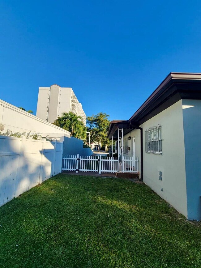 Building Photo - 3690 SW 24th St