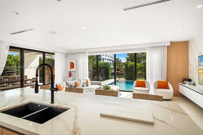 Building Photo - 710 S Shore Dr