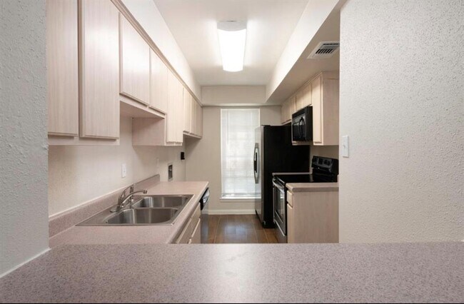 Building Photo - 7950 Grove Ridge Dr