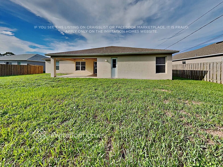 Building Photo - 1772 SW Lofgren Ave