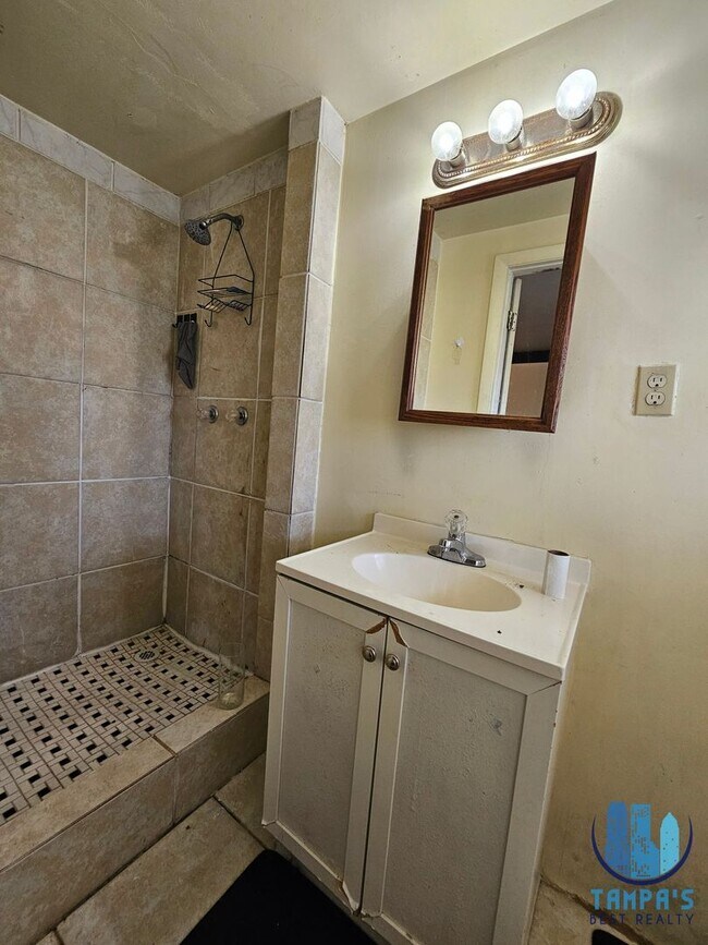 Building Photo - 4 Bedroom, 3 Bath HOUSE with a detached 1 Bedroom and 1 bath in Lakeland *MOVE-IN SPECIAL*