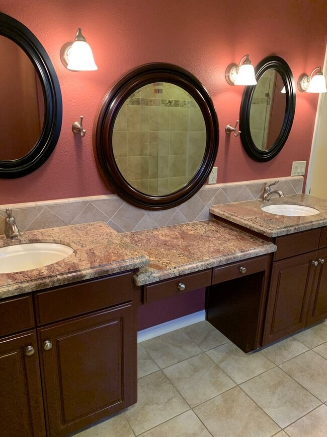 Building Photo - 5 Bd 4.5 Ba Country Home
