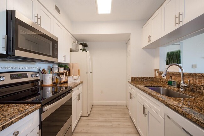 Building Photo - 12160 St.Andrews Pl