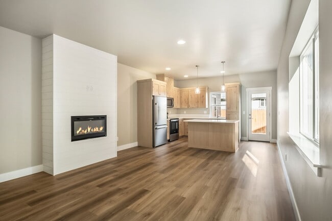 Building Photo - Brand New 3 Bed Townhome - Half Month Rent Credit!