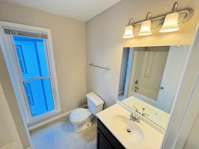 Building Photo - SPACIOUS 2 BEDROOM/1.5 BATH HOME IN PORTSMOUTH