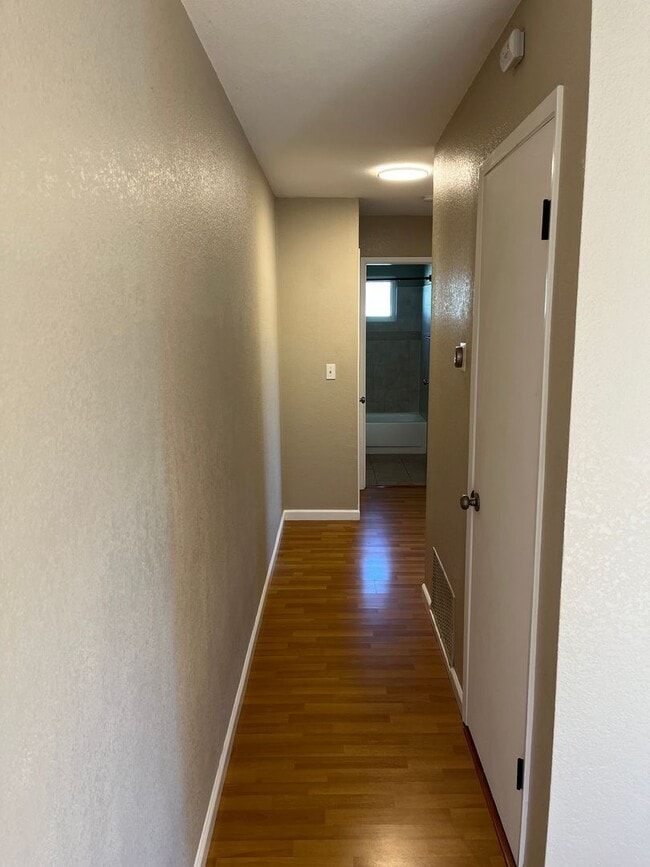 Building Photo - Updated Upstairs Condo Near Oakridge Mall with Parking & Central A/C!