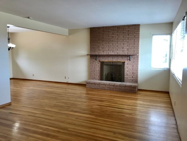 Building Photo - Delightful SSF 3 bed/2 bath Home
