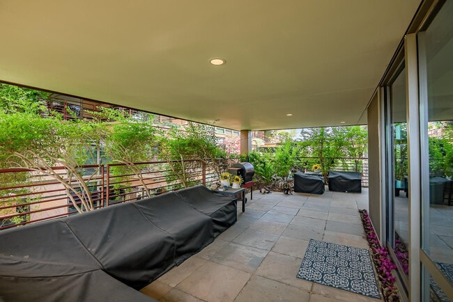 Building Photo - 7127 E Rancho Vista Dr