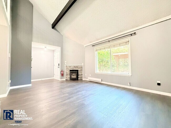 Building Photo - Freshly Updated Gig Harbor Townhome Near the Waterfront!