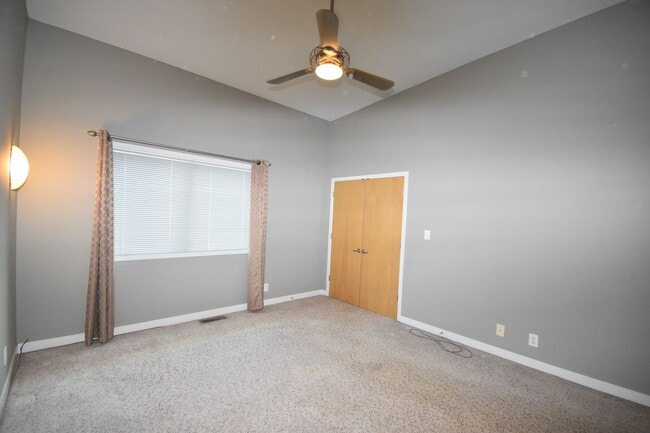 Building Photo - Large 2 Bedroom Condo For Rent Near Historic Downtown Clarksville!