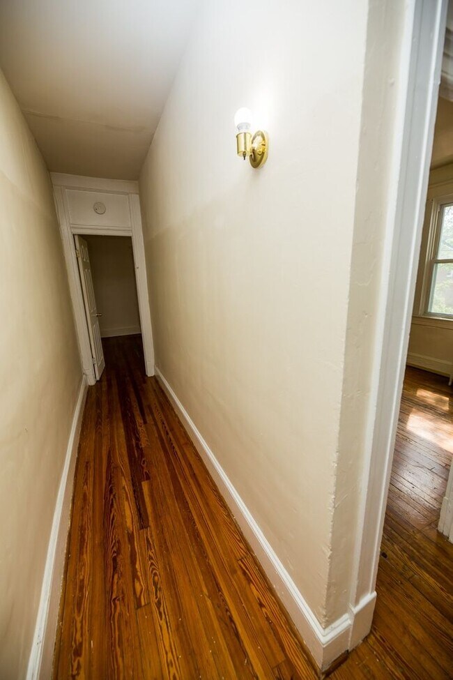 Building Photo - 2026/2027 JHU Off-Campus 5bd/3ba Charles Village w/ W/D & parking!.. Available 6/9/26