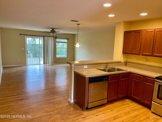 Building Photo - 250 Michelangelo Pl