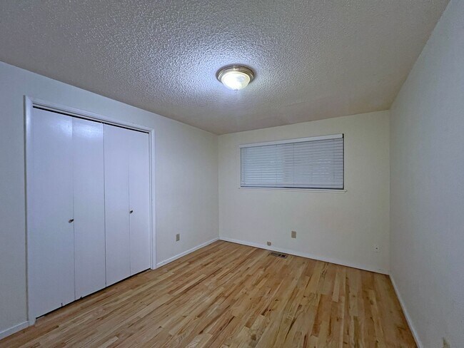 Building Photo - 4 bedroom 2.05 bath rambler on Kent's East...