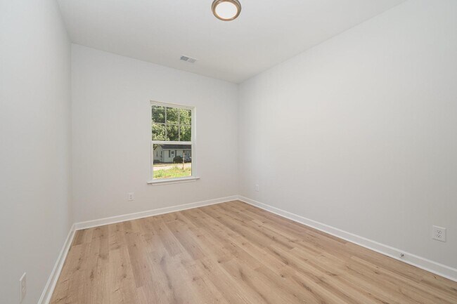 Building Photo - 605 Queens Rd