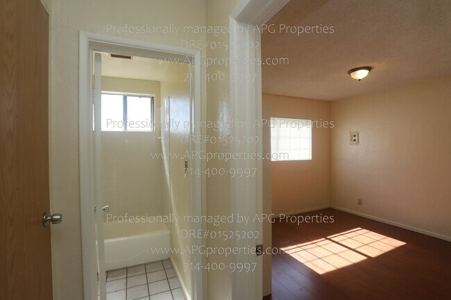 Building Photo - 830 E Anaheim St