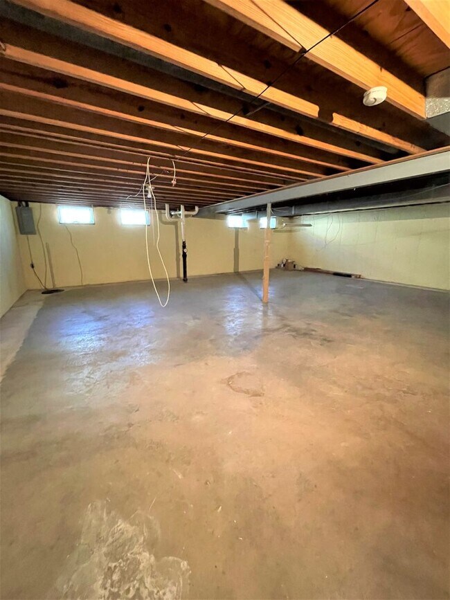 Building Photo - Charming 3 Bed/2 Bath Brick Ranch Home in ...