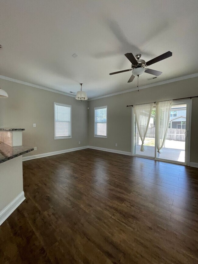 Building Photo - 3 Bedroom 3 Bathroom in Haymount! Pets okay