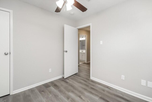 Building Photo - 2435 Country Pl Dr