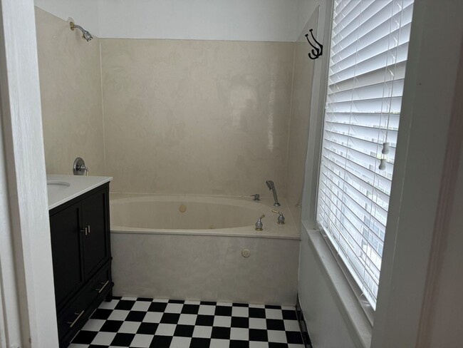 Building Photo - Beautiful Mid-town home 3br/2ba, newly ren...