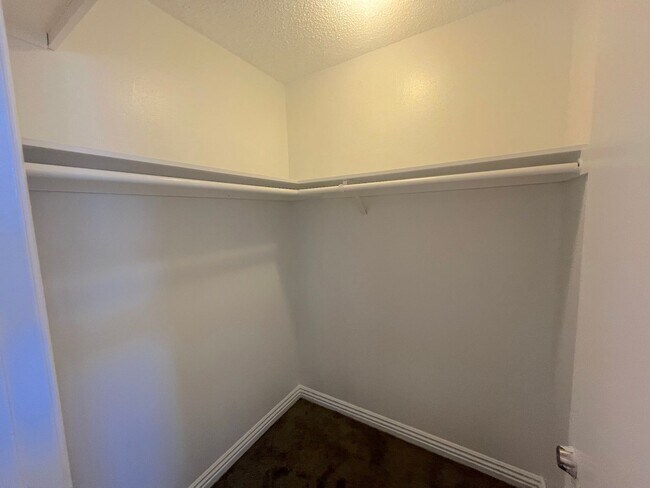 Building Photo - SPACIOUS 2BED/2BATH TOWNHOUSE