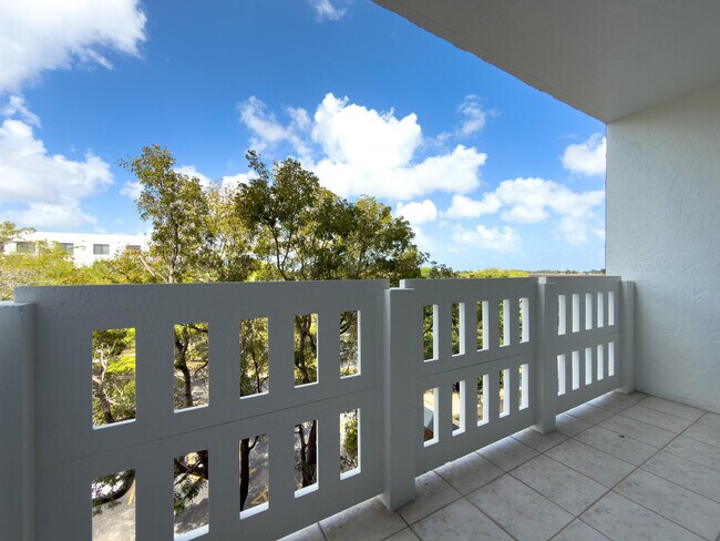 Building Photo - 919 Hillcrest Dr