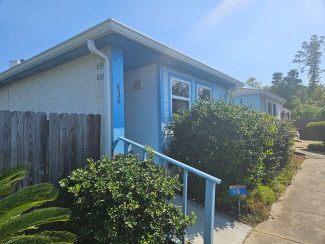 Building Photo - Charming 2Bed/2Ba Apartment w/Spacious Yar...