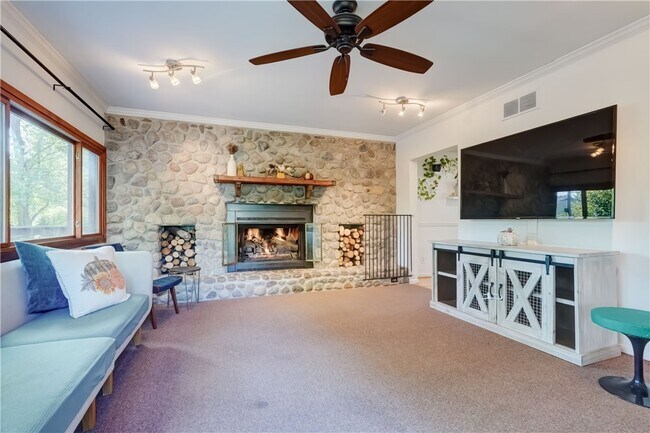 Building Photo - 984 Danby Dr