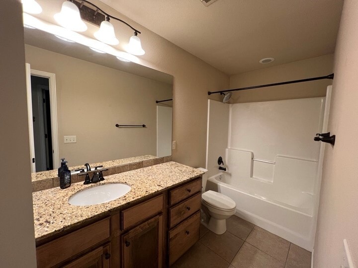 Full Bathroom - 3107 SW Fernwood Ave