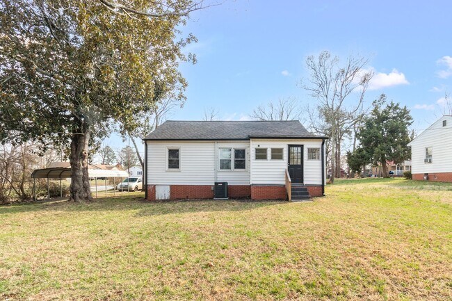 Building Photo - Lovely 3 bedroom, 1 bathroom home in High Point with LVP throughout!