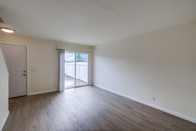 Building Photo - 660 N Hickory St