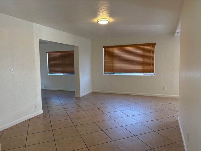 Building Photo - Central 3 Bedroom