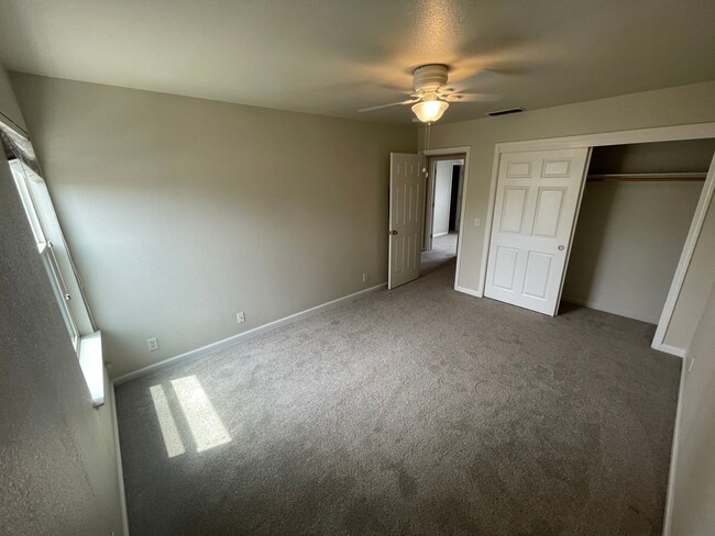 Building Photo - Updated 3 Bed 2 Bath Townhome Located at H...