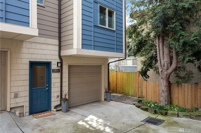 Building Photo - Stunning Townhome in the heart of Columbia City