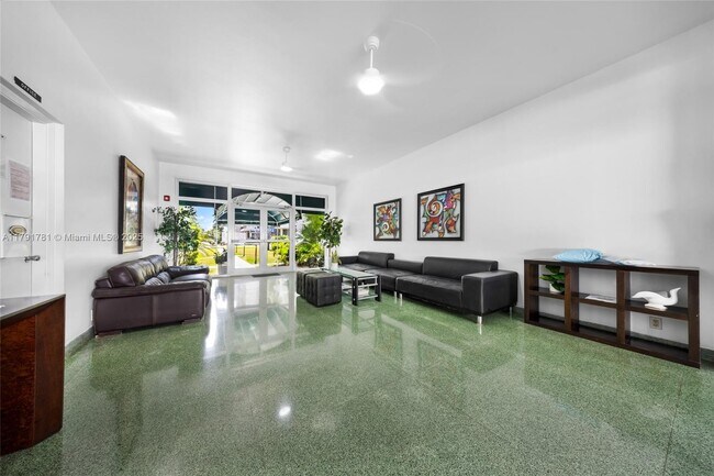 Building Photo - 10190 Collins Ave