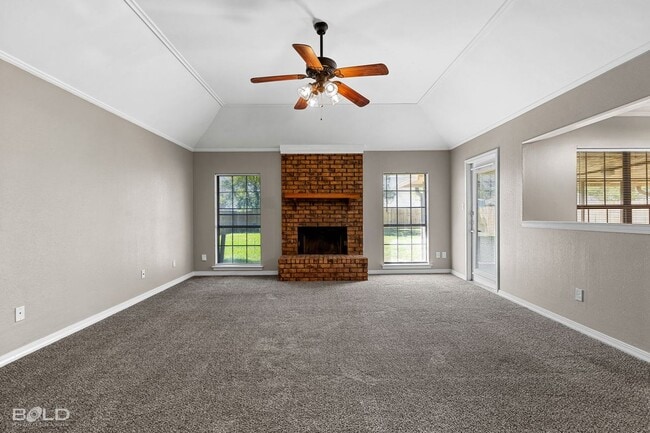 Building Photo - 2542 Spruce Dr