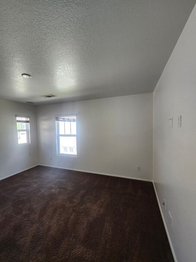 Building Photo - Chino 4 bedroom Beauty