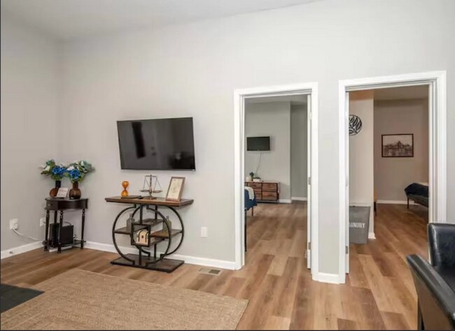 Building Photo - Spacious 5-Bed Furnished Home Near Xavier | Modern Updates, In-Unit Laundry & Off-Street Parking