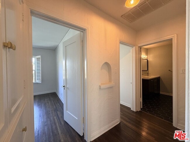 Building Photo - 6110 Scenic Ave