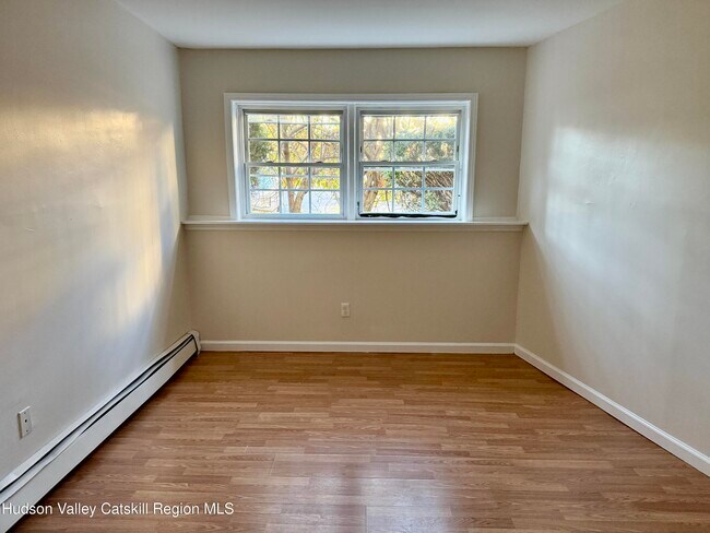 Building Photo - 16 Huguenot St