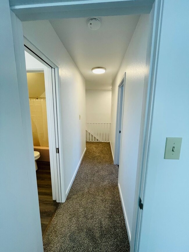 Building Photo - 2/1 rear unit in Land Park