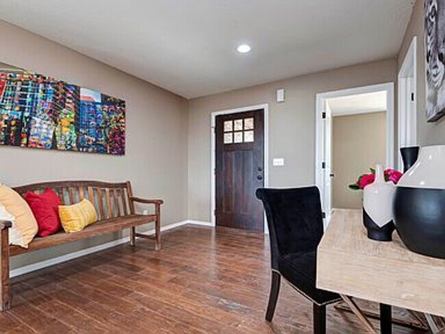 Building Photo - Luxury, Location, and Convenience.