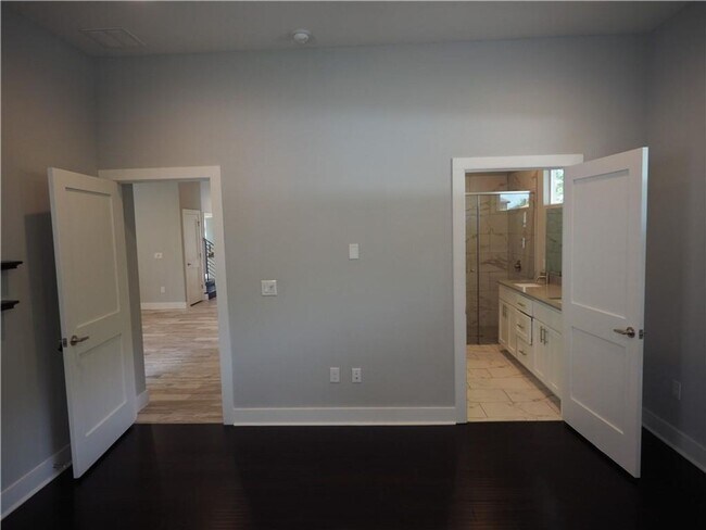 Building Photo - Modern 2 bed/2.5 bath Central Austin Home