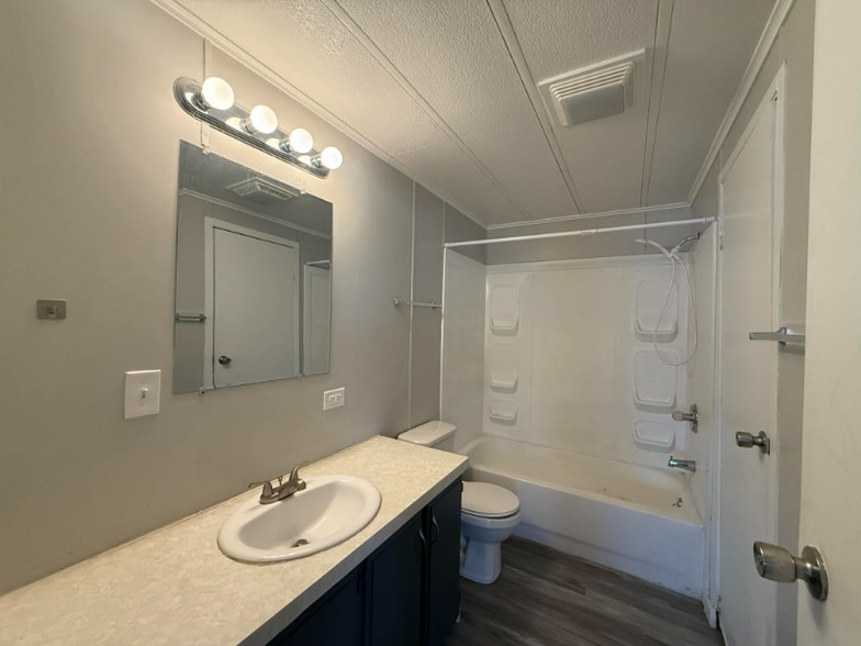 Building Photo - 1236 N Oaklane Rd