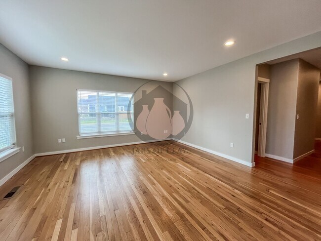 Building Photo - Stayton 4BR Duplex | A/C & Landscaping Included!