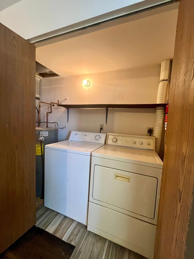 Building Photo - 2 Bed | 1.5 Bath | Townhouse