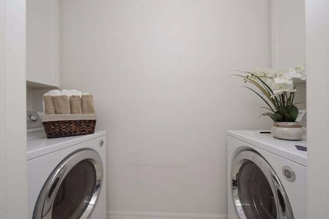 Building Photo - Gated Community With Pool and Fitness Center / 2 Beds 2 Baths