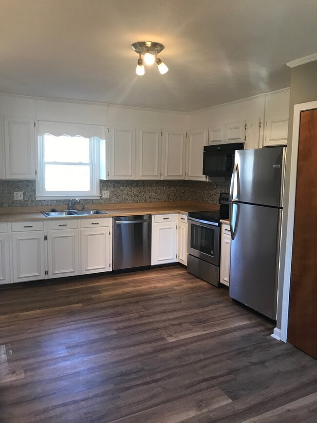 Building Photo - Simpsonville  3 Bedroom, 1.5 Bath Home Nea...