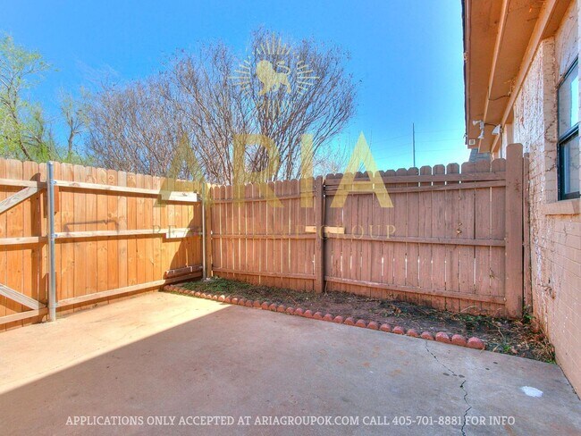 Building Photo - Spacious 2 Bed/1.5 Bath Townhouse in East ...