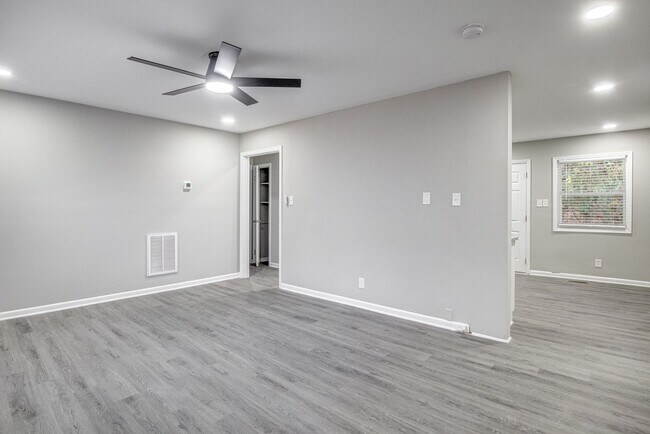 Building Photo - 2 Bed 1 Bath walking distance to downtown Chapel Hill and UNC